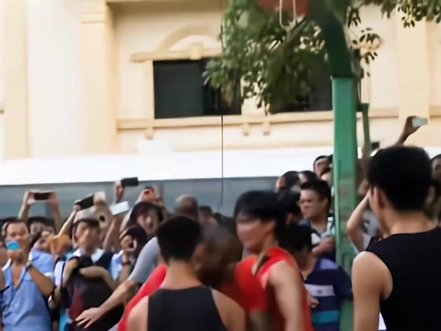 詹姆斯13年中国行武汉站的视频，现场欢呼声不断人气高涨！
