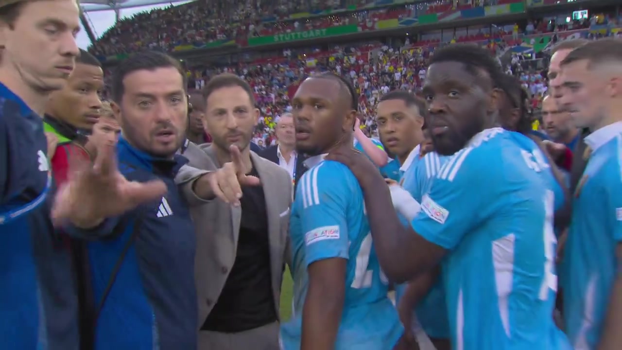比利时赛后全队激烈讨论，主教练手指摄像机要求别拍