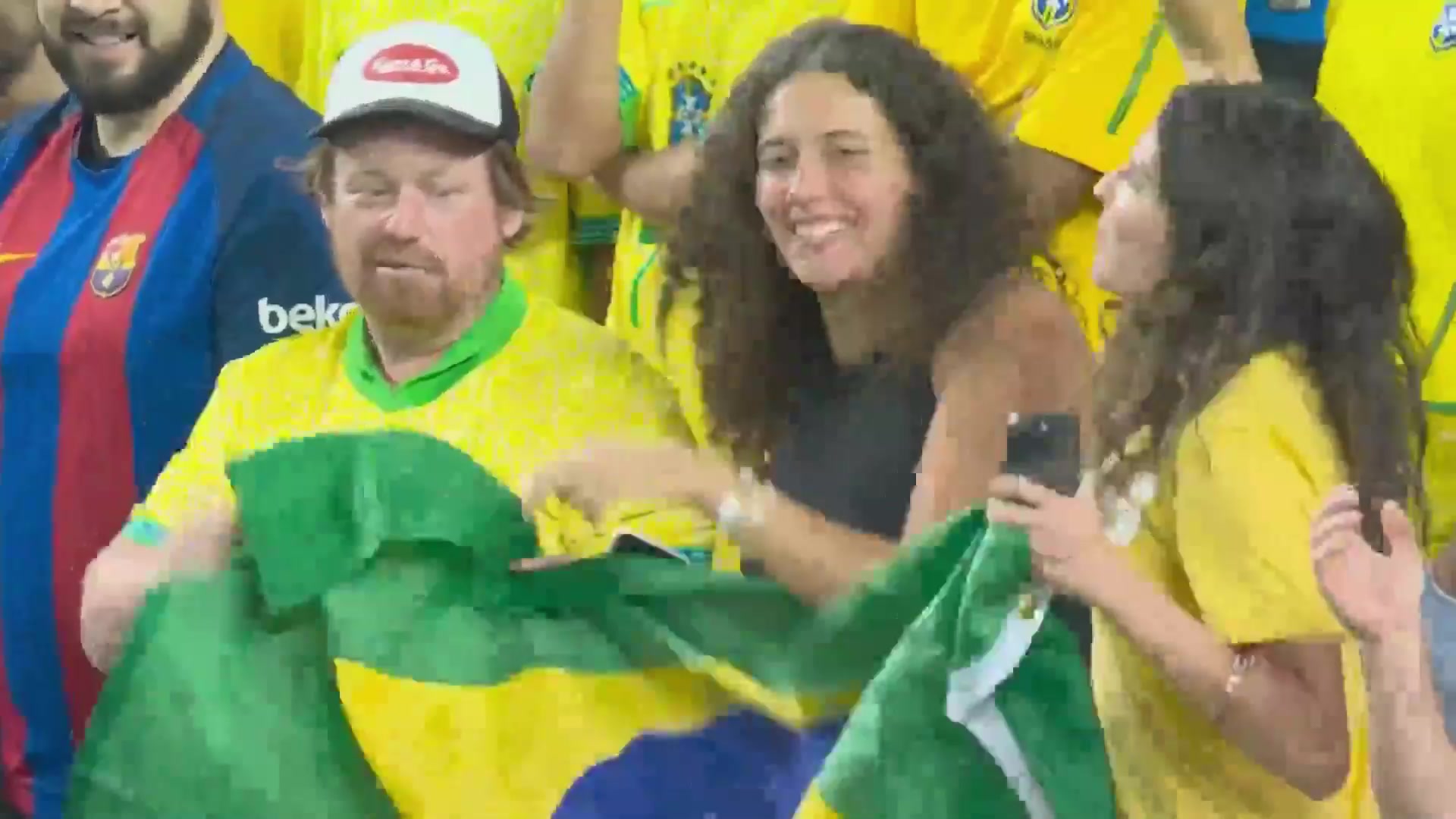 赛后捕捉这两位巴西女球迷我看也是风韵犹存呀！