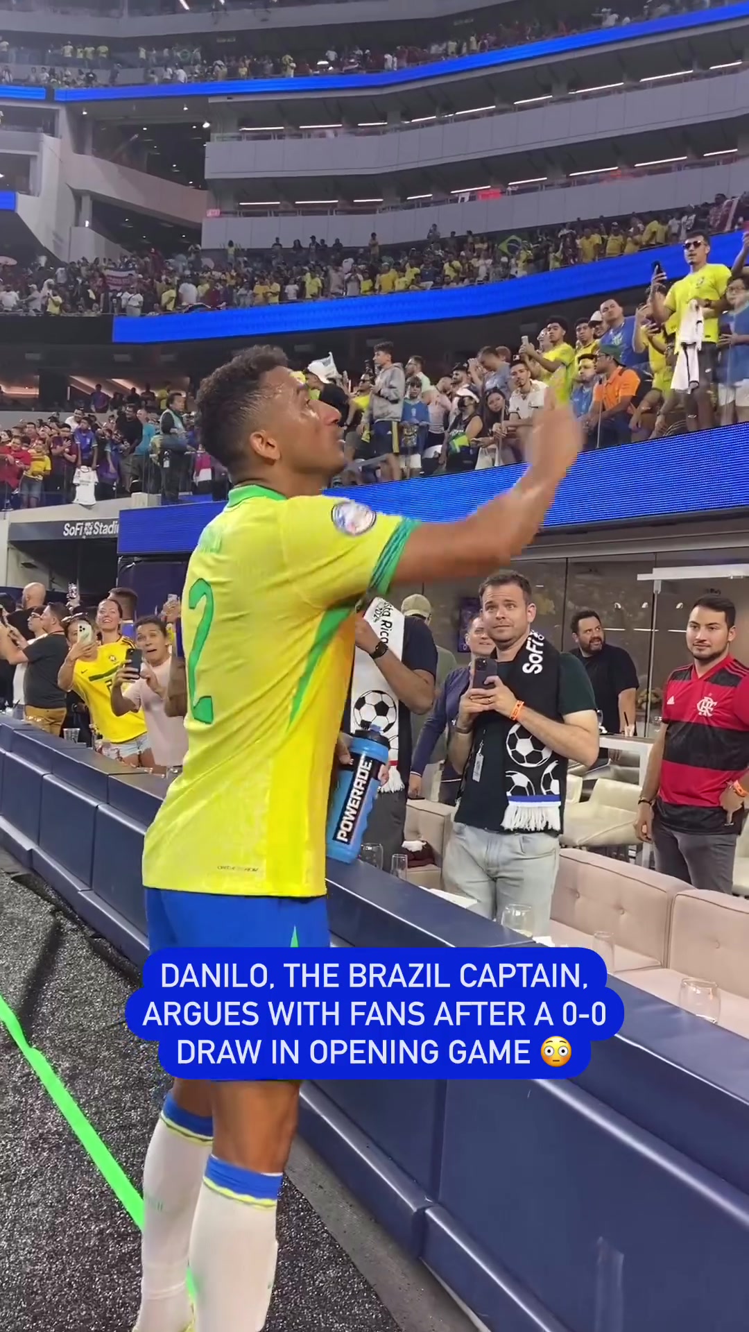 美洲杯首战后，巴西队长达尼洛与球迷沟通